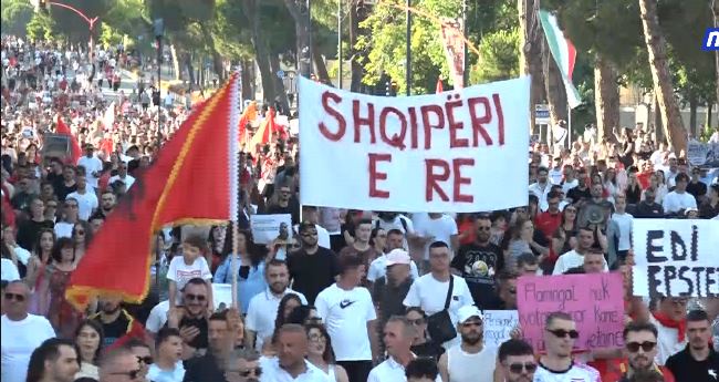Dita e 8 e protestës/ Protestuesit mbërrijnë te Kryeministria: Rama në burg, Berisha në burg