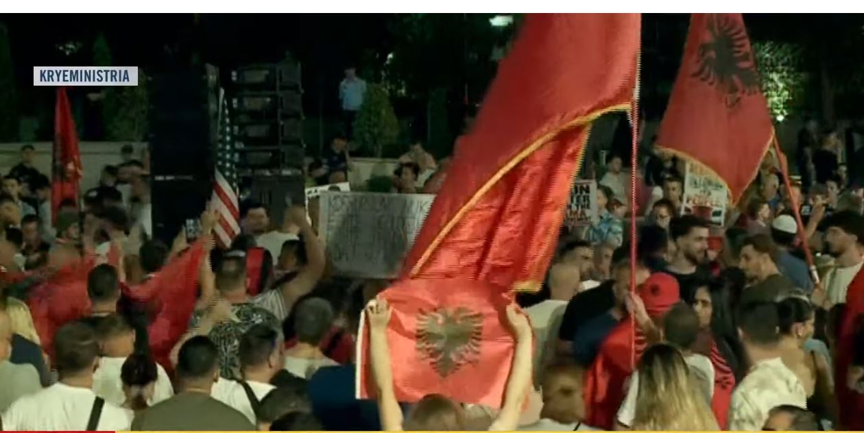 LIVE – “Nesër më shumë”! Shqiptarët 29 ditë protestë, kërkojnë dorëheqjen e Ramës, nis marshimi në rrugët e kryeqytetit 4 flamuriiiiiiiiiiiiii 1