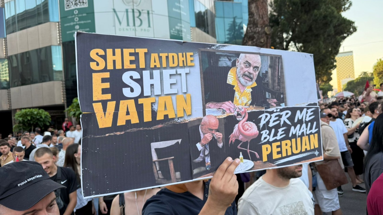 Pak metra larg “festës” së PS-së, qytetarët nisin protestën e 13 kombëtare në Tiranë