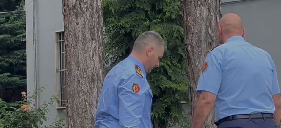 Operacioni për kapjen e të kërkuarit përfundoi me një efektiv të vrarë dhe një të plagosur  Hita mbërrin në policinë e Korçës