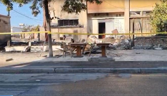 Përfshihet nga flakët gjatë natës lokali në Kavajë, dyshohet se zjarri është i qëllimshëm 7 kavaje zjarri