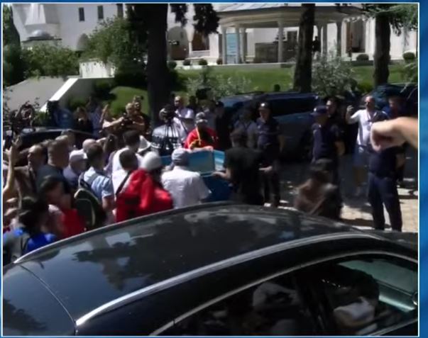 Protestuesit ironizojnë deputetët, tentojnë të fusin koshin e mbeturinave në Kuvend: Këtu e keni vendin! 5 koshiiiiiiiiiiiiiiiiiiiiiiiii