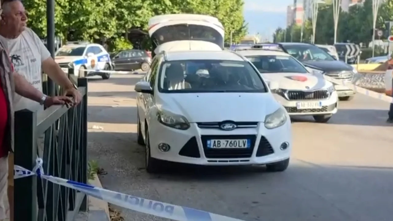 Një person me motor e priste jashtë/ 30-vjeçari qëllohet me armë sapo del nga kafja në Vlorë (EMRI)