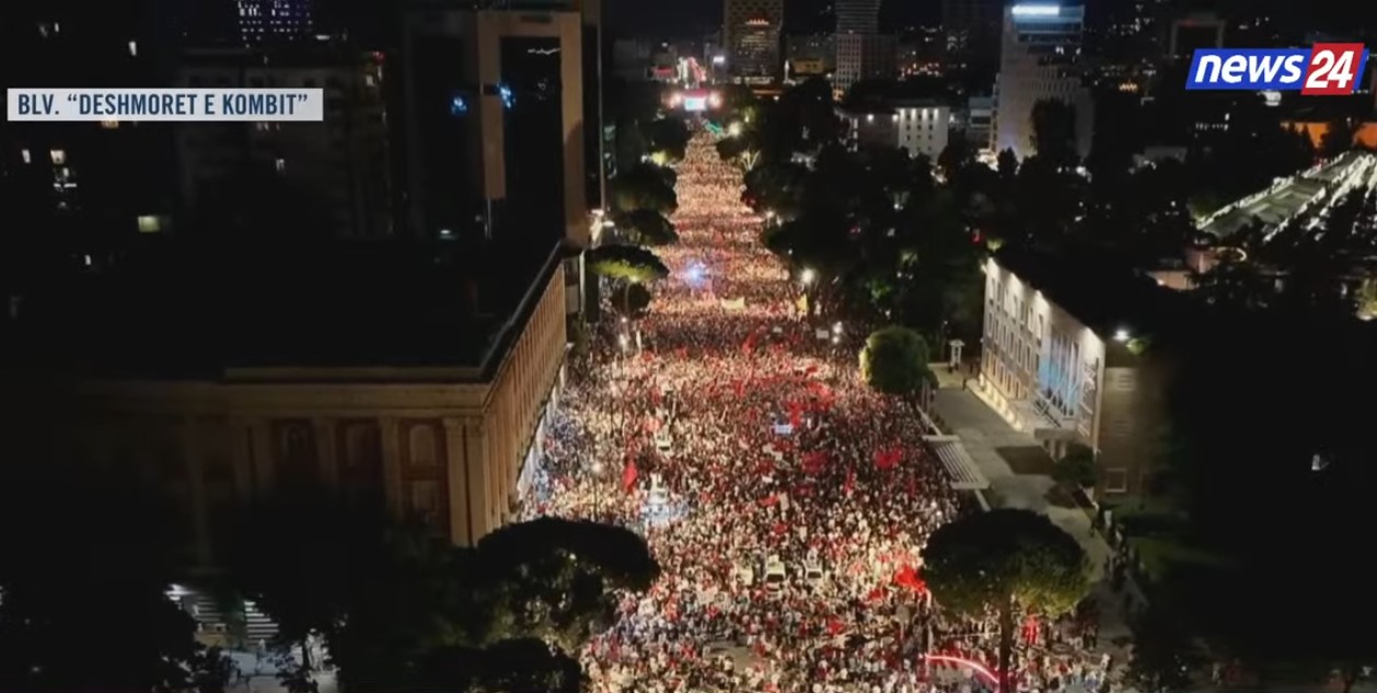“Sonte do ta gdhijmë këtu”! 150 mijë protestues rrethojnë Kryeministrinë dhe i vendosin ultimatum Ramës: Jepe dorëheqjen! 1 marshim gjithe naten