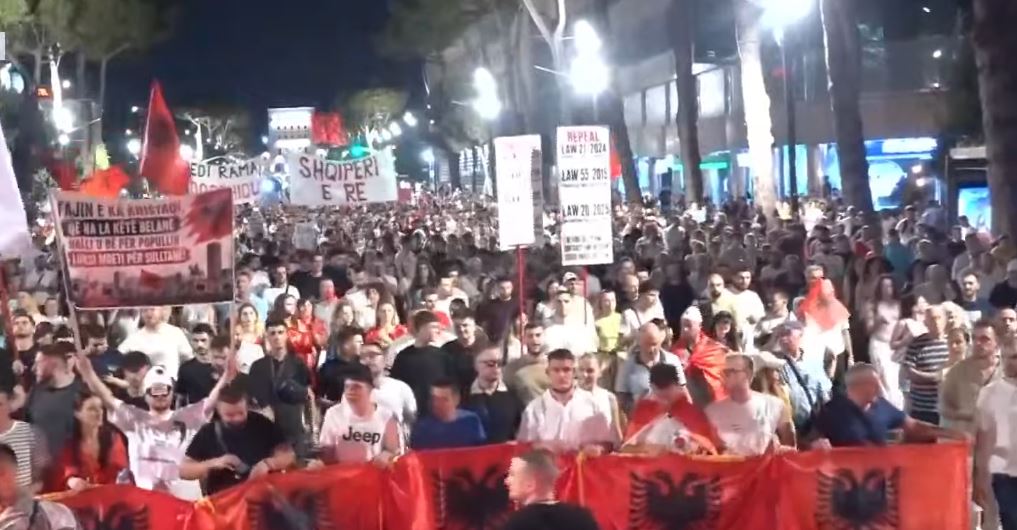 LIVE- “SHBA aleati ynë më i madh”/ Thirrja e protestuesit: 4 korriku protestë mbarëkombëtare, bashkohuni! Nesër në shesh 4 europarlamentarë 5 masiveeeeeeeeeeeeee