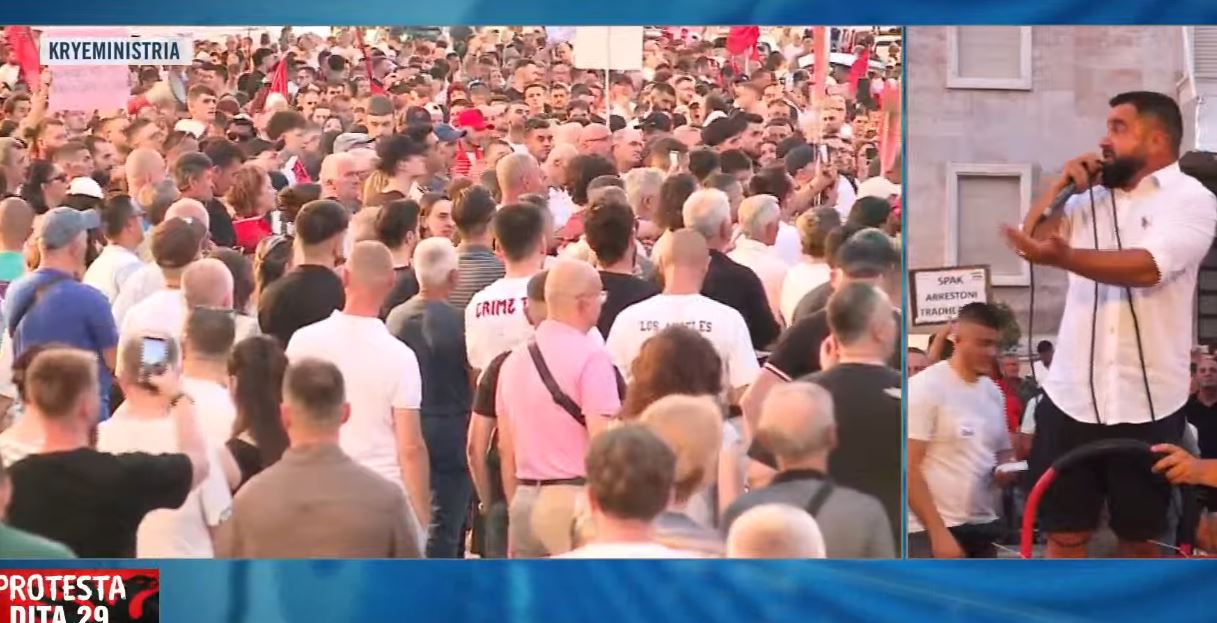 “Ora jote ka mbaruar”/ Protestuesi i rendit dështimet Ramës: Dorëhiqu! Do mbajmë ‘peng’ sheshin. Gjithë Shqipëria kërkon largimin tënd 12 me eeeeeeeeeeeeeee