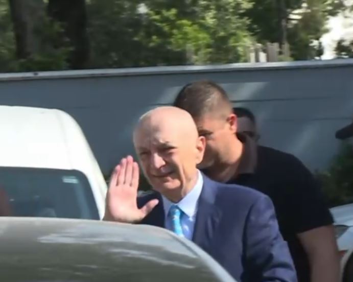 SPAK i jep sërish leje Metës, Presidenti i PL lë qelinë, pret ngushëllime për humbjen e babait 8 meta per pritjet e te atit