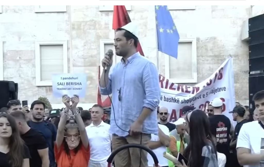 “Rama ki kujdes, kjo rini tund malet”/ Fjalimi rrëqethës i mjekut që u bë viral: Duam Shqipërinë, Europa do të na presë! Nëse jemi të zotët e vetes s’ka derë që na mbyllen 9 mjeku