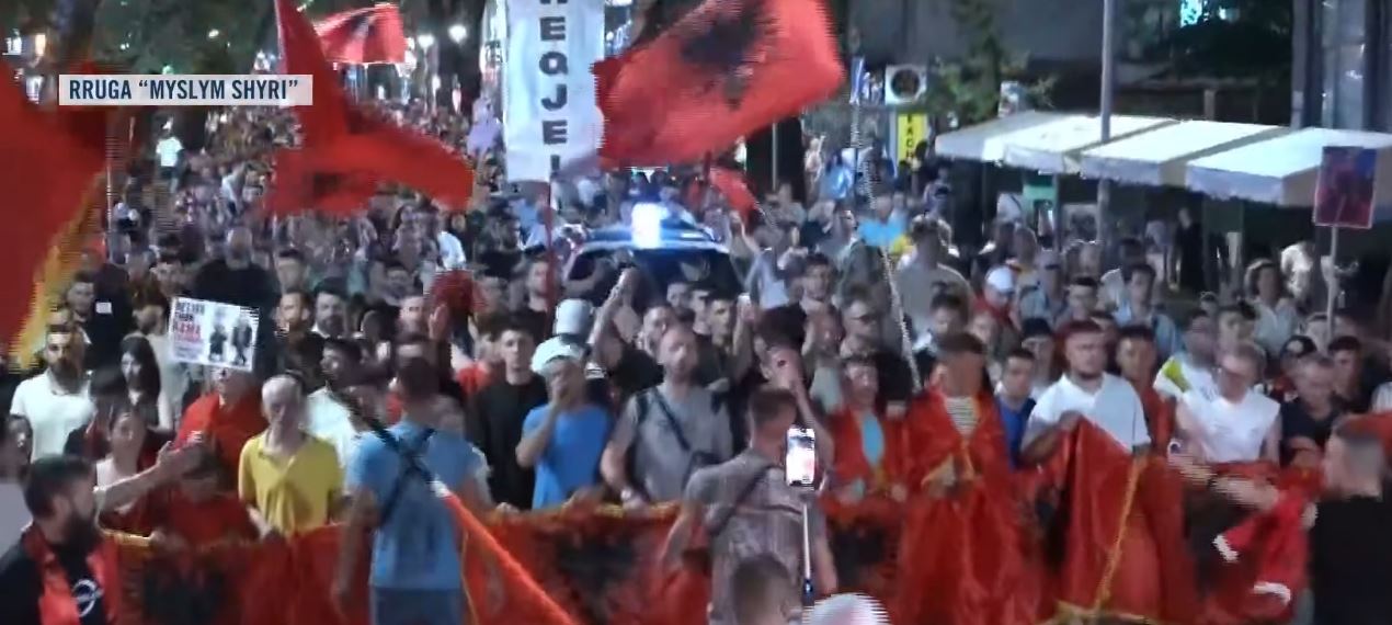 LIVE- “Shqipëria kërkon revolucion”, vijon marshimi në rrugët e Tiranës, protestuesit: Edi Rama jep dorëheqjen! Ju erdhi fundi 3 myslymiiiiiiiiiiiiiiiiiiii