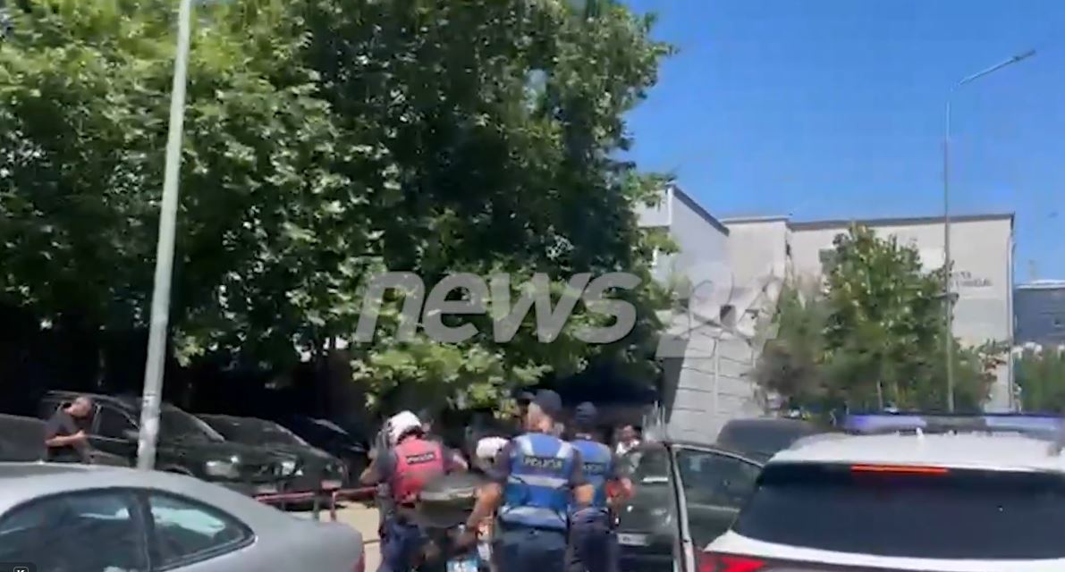 Gjyqi paraprak për vrasjen e Renis Dobrës! Përplasje fizike mes të pandehurve në kafazin e xhamtë, momenti kur efektivë të shumtë vrapojnë drejt GJKKO 9 news policii