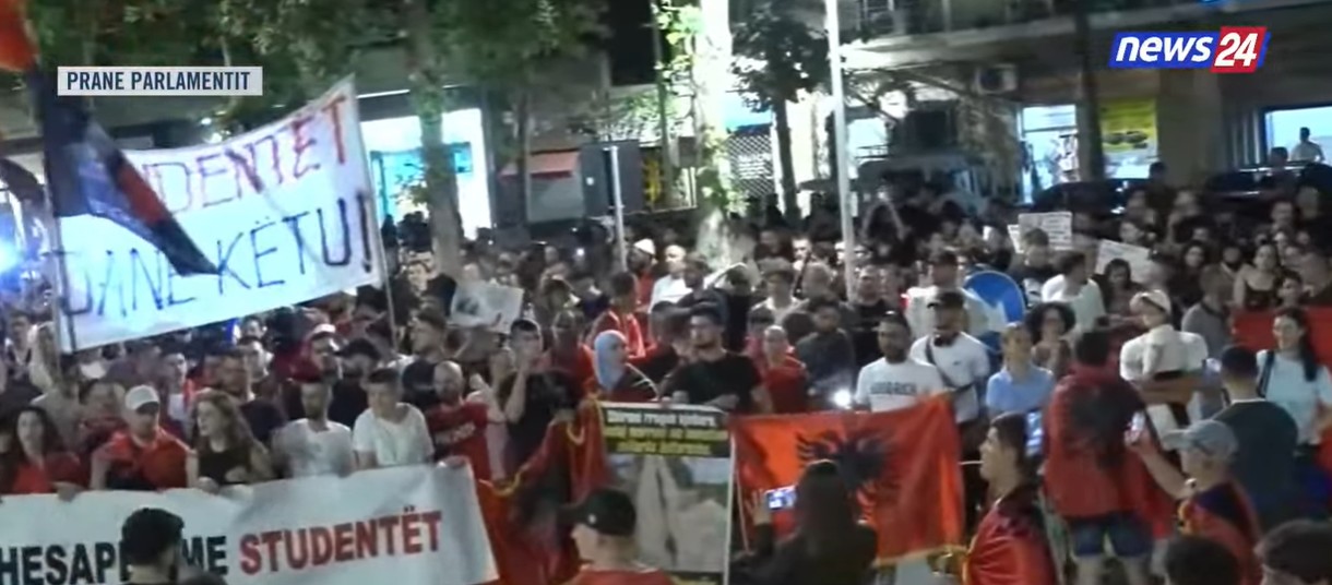 LIVE- “Të shitur!”, protestuesit ndalojnë para godinës së seancave plenare: Parlamenti i krimit! 12 parlmaenti