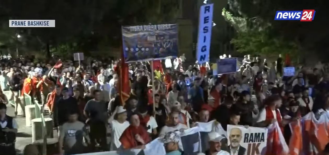 Revolta e shqiptarëve kundër qeverisë, marshim kilometrik në Tiranë. Protestuesit-Ramës: Pa dhënë dorëheqjen nuk dorëzohemi. Ju erdhi fundi 8 prane bashkisee tiraneeeeeeeeeeeee