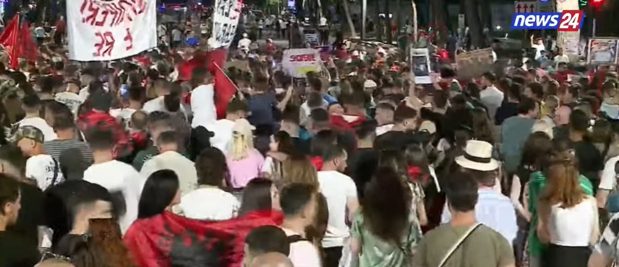 “Bashkohuni me ne!”, protestuesit thirrje qytetarëve të ngrihen nga kafet dhe t’i bashkohen revoltës: Shqipëri e re!