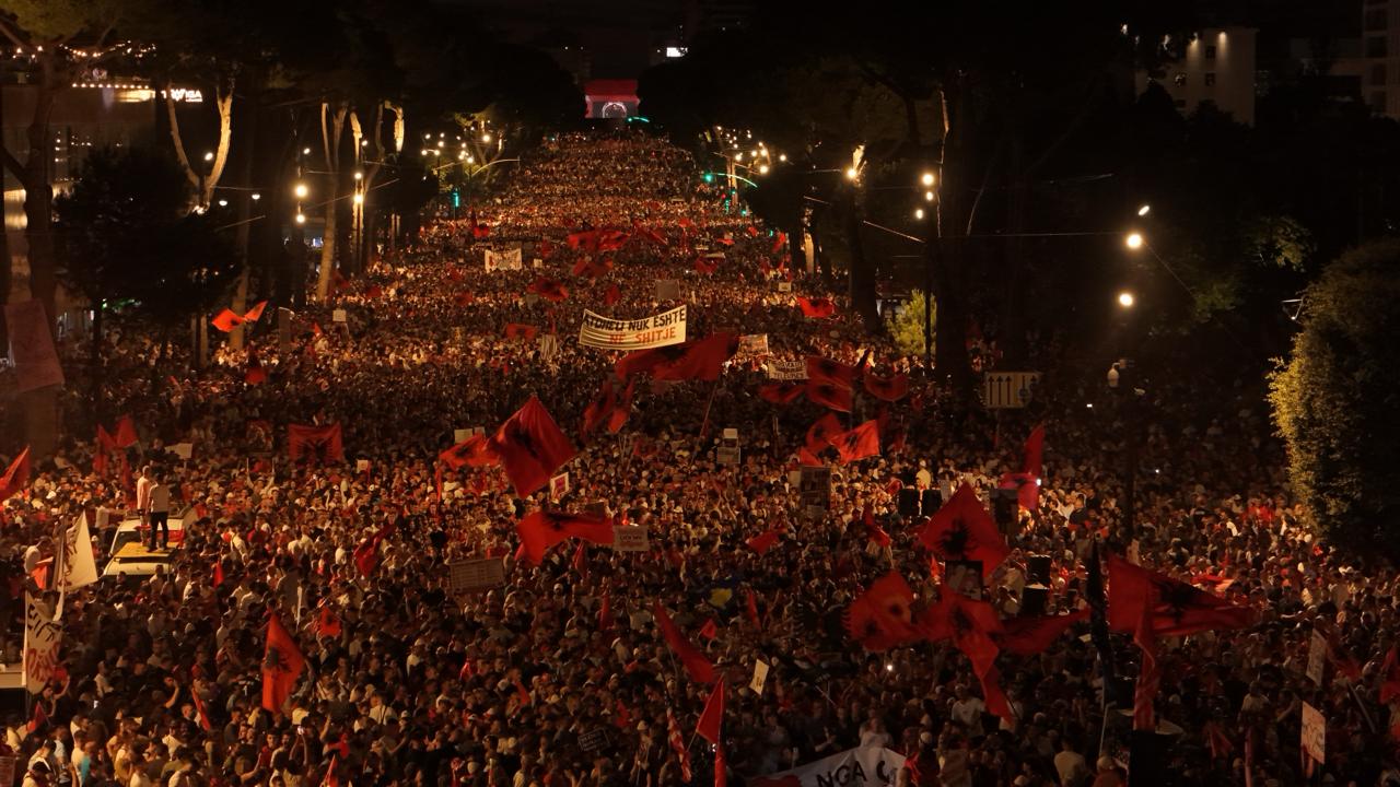 Tre javë revoltë! Mbahet sot protesta e 22-të, diaspora “pushton” sërish Tiranën, kërkohet dorëheqja pa kushte e Ramës: Shqipëria nuk pret më! 9 protesta flamingo 1