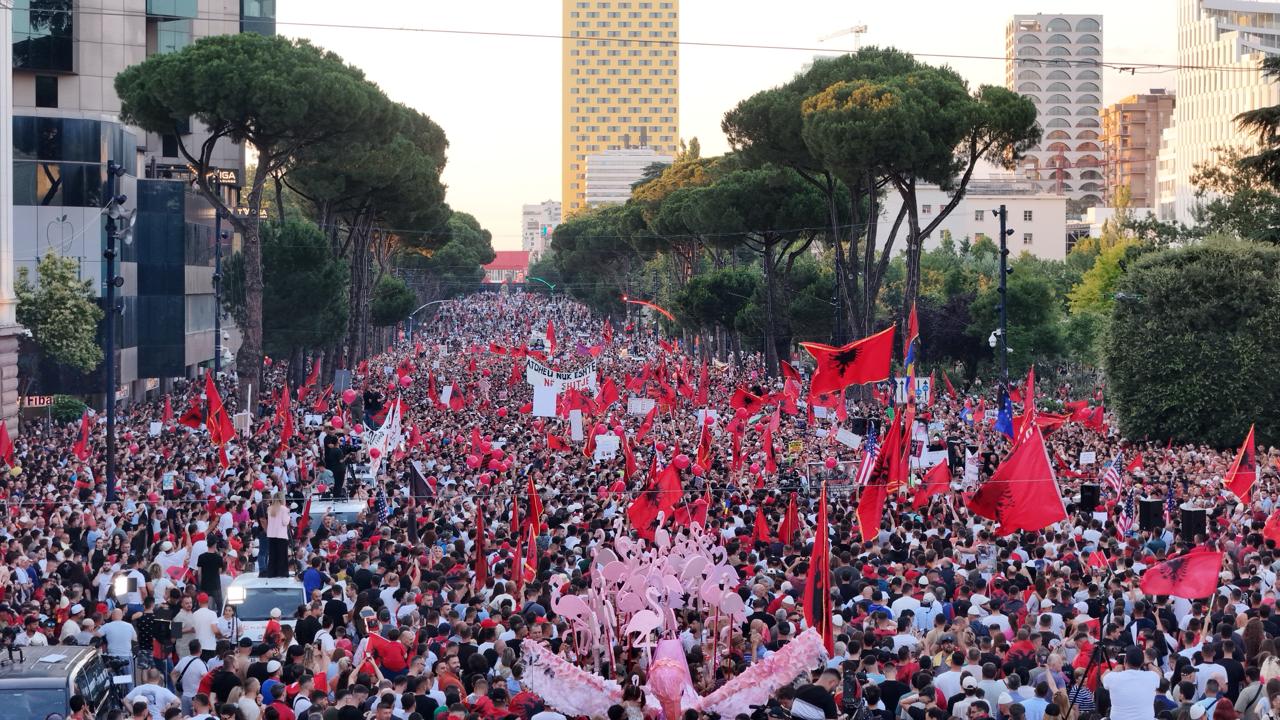 “E gjithë Shqipëria ka dalë në rrugë”, gazeta e madhe gjermane: Shqiptarët kërkojnë dorëheqjen e Ramës 11 protesta flamingo