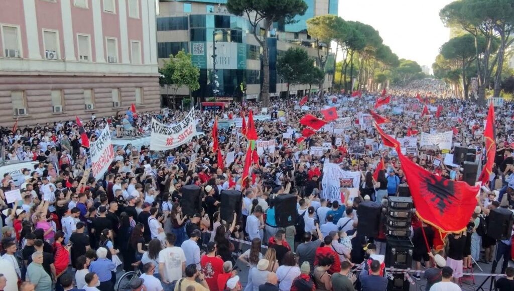Penguan qarkullimin e mjeteve gjatë zhvillimit të protestës së 18-të në Tiranë, procedohen penalisht 23 persona