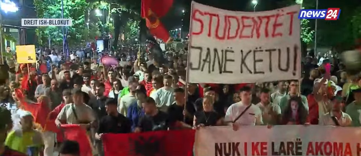 Protestuesit vërshojnë në rrugët e ish-Bllokut, thirrje qytetarëve: Çohuni nga kafja, bashkohuni me ne! 6 protesta okk 1