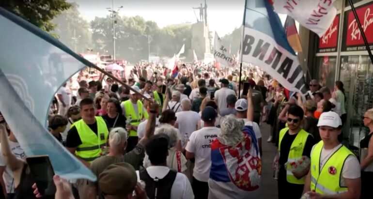 Mijëra serbë protestë kundër Vuçiç: Nuk mjafton dorëheqja! Ndryshim sistemi