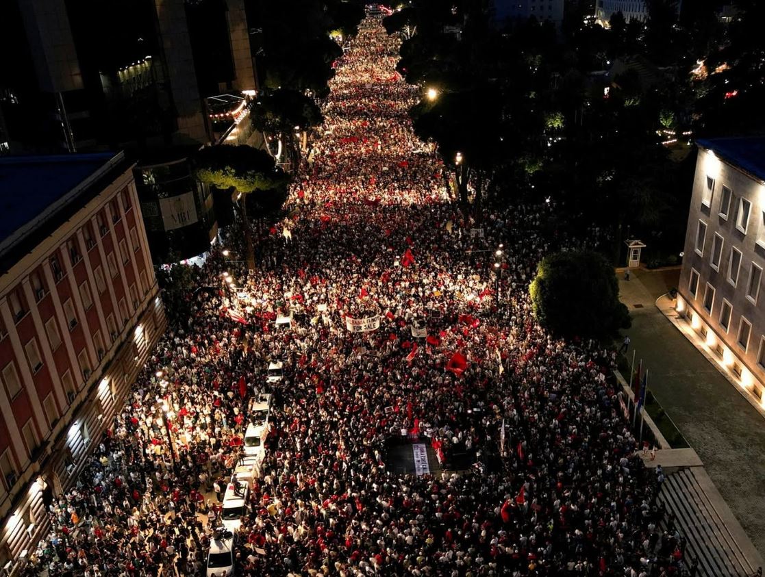 Qindra mijëra qytetarë zbarkojnë në shesh/ “E akuzojnë se nuk lufton korrupsionin”, Reuters: Protestat, sfidë për kryeministrin! 11 protesta14