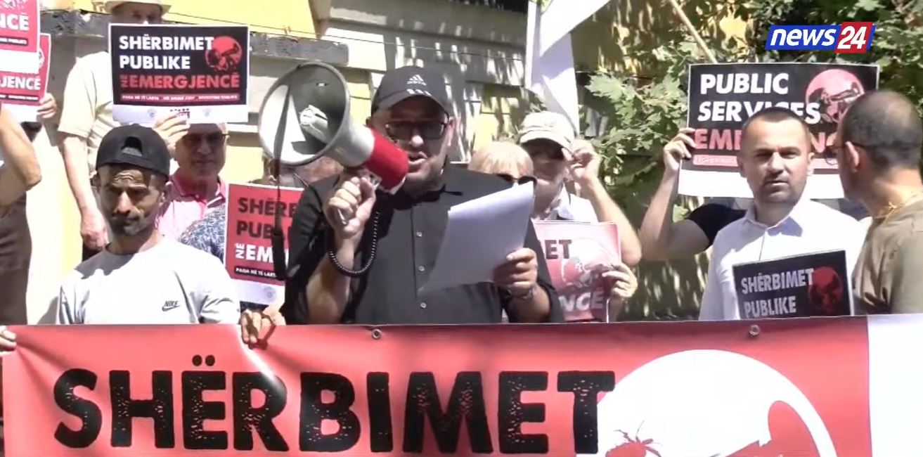 “Paga më të larta, po largohen shqiptarët!”, Unioni i Sindikatave protestë para Ministrisë së Ekonomisë: Rama dhe Berisha jepni dorëheqjen! Ju erdhi fundi! 12 protestaa 9