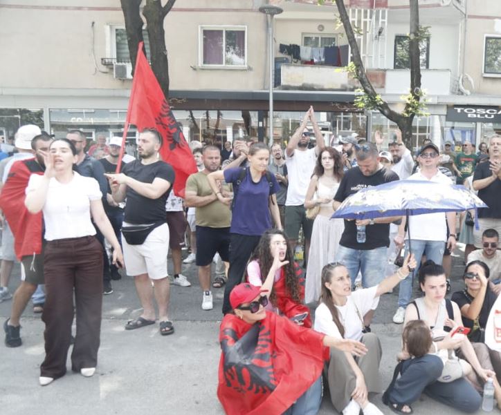 Protestuesit e arrestuar dërgohen në Komisariatin Nr. 1/ Nuk lejohet hyrja e avokatit 10 protestaaa 2