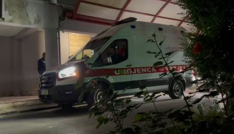 Korçë/ 4-vjeçari bie aksidentalisht nga kati i dytë i banesës, transportohet në spital 13 proteste 7