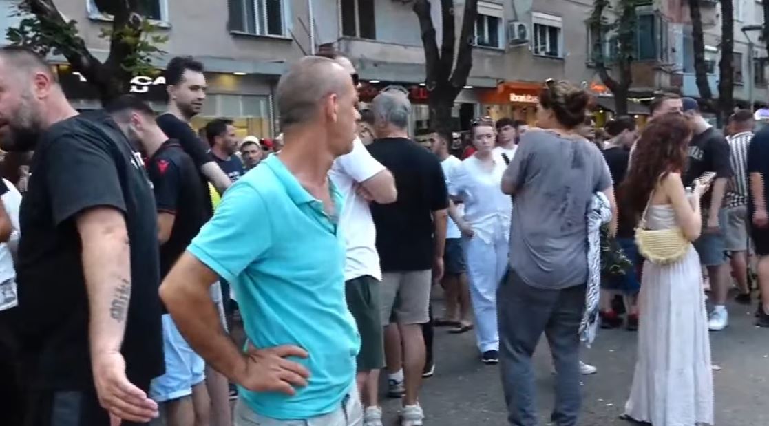 Protesta vijon prej disa orësh para Drejtorisë së Policisë Tiranë/ Qytetarët: Do të qëndrojmë deri në lirimin e tyre 13 protestues 1