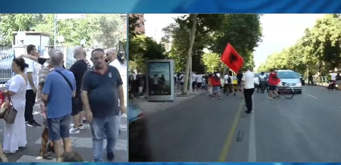 “Arrestoni Ramën”/ Të rinjtë marshojnë në këmbë nga Drejtoria e Policisë Tiranë drejt Komisariatit Nr.1 8 prptesta 1