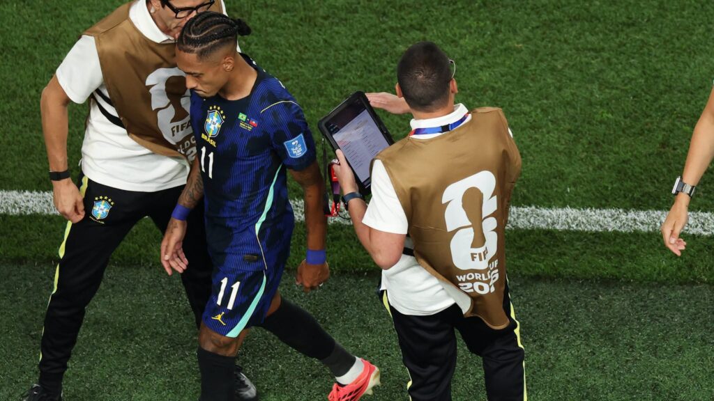 Raphinha alarmon Brazilin, dyshimet e para janë për dëmtim që mund ta largojë nga Kupa e Botës