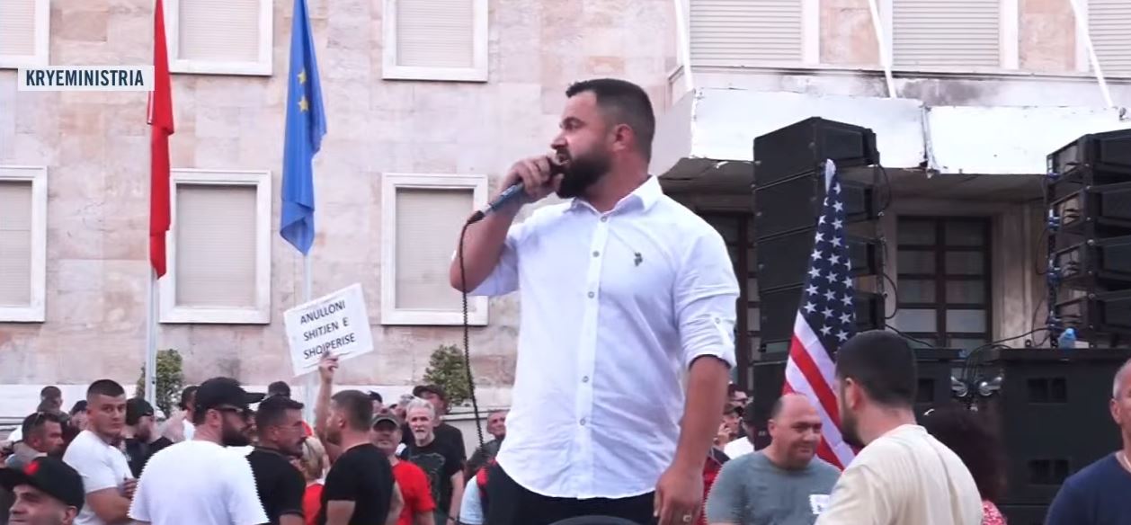 LIVE- “Presidenti qesharak”, Thirrja e fortë e protestuesit: Konfiskim pasurive të politikanëve të korruptuar! 80 % e shqiptarëve kundër Ramës, po të dalësh në zgjedhje, do jetë ‘funerali yt politik’ 13 roitesssssssssssssssssssssss