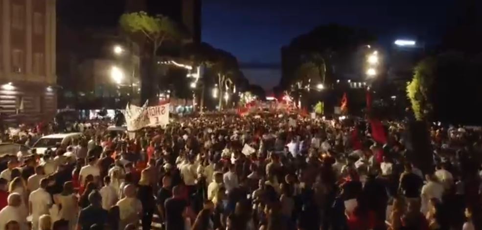 “Nuk respektuan orarin dhe perimetrin e tubimit”/ Procedohen 16 protestues, në kërkim 2 të tjerë 1 rtupio
