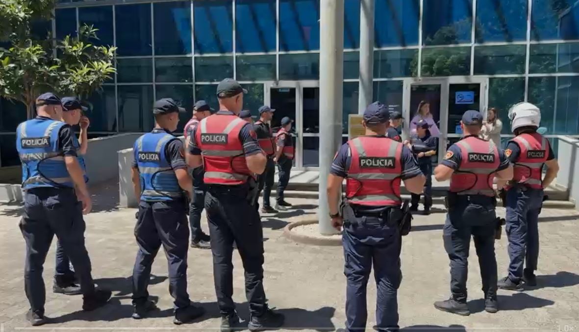 “Spiun! Ke shpifur”/ Detaje nga sherri në GJKKO, vëllezërit Bushgjokaj dhunuan Petrit Çakrin brenda kafazit të xhamtë, dëmtohen edhe tre efektivë të togës shoqëruese 8 spak plas sherri ne gjkko