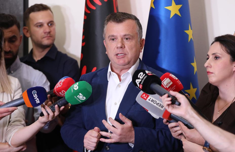 Protestuesit kërkojnë kufizimin e mandatit të kryeministrit/ Balla i refuzon: Distancohuni nga Irani dhe Rusia! Mos u lodhni, kufizimin e bën vota e popullit 8 tao