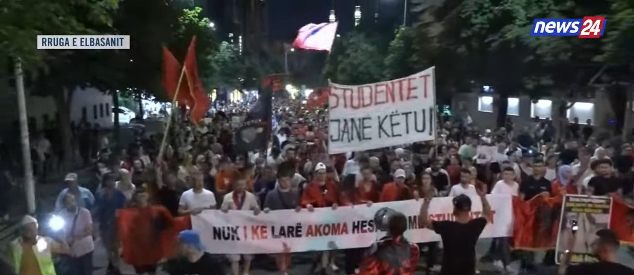 “Çohuni nga kafja!”/ Protestuesit marshojnë nëpër Tiranë, thirrje qytetarëve që t’i bashkohen revoltës masive 11 thirrja