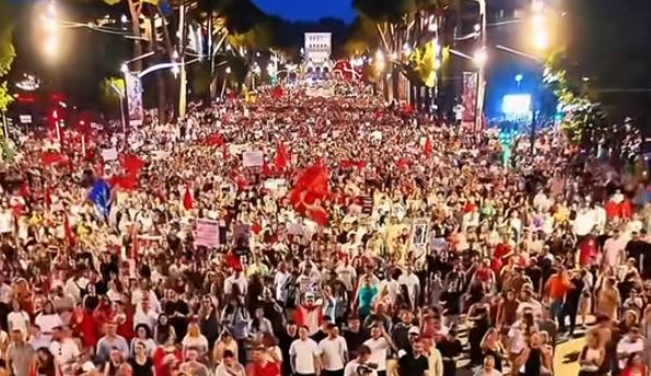 “Kur Shqipëria thërret, bijtë përgjigjen” – Protesta e jashtëzakonshme e Tiranës, 250 mijë shqiptarë në revoltë kundër qeverisë së Edi Ramës