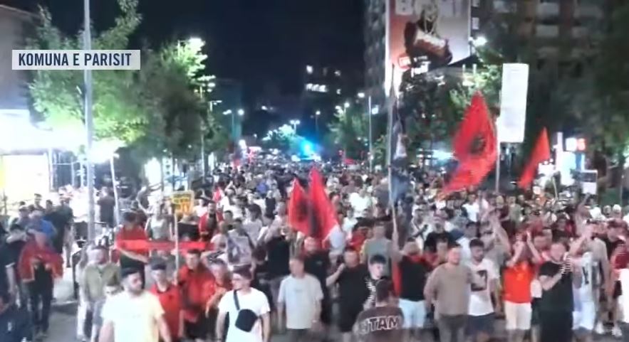 Marshimi masiv pushton rrugët e Tiranës, nga Bulevardi revolta zhvendoset te “Komuna e Parisit”: Ju erdhi fundi! Rama jepe dorëheqjen!