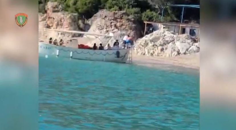 Shkeli perimetrin e sigurisë duke rrezikuar jetën e pushuesve, Policia Kufitare gjobit dhe bllokon mjetin lundrues në Borsh