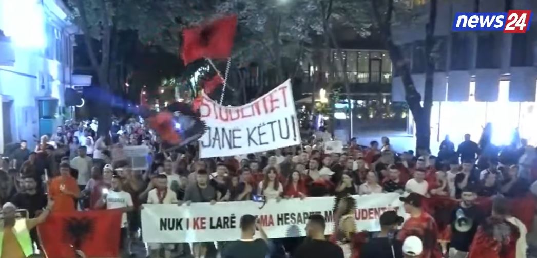 Marshim kilometrik i protestuesve në Tiranë, qytetarët në ditën e 17-të të revoltës: Rama jepe dorëheqjen! 14 werwerewr 2