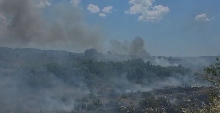 Përkeqësohet situata e zjarrit pranë Landfillit dhe Inceneratorit të Elbasanit, flakët afrohen te fusha e mbetjeve