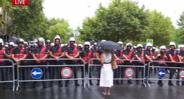 “Shqiponjat” në vijën e parë! Autobotë me ujë, barriera metalike dhe gardh policor, çfarë po ndodh para Kuvendit të Shqipërisë 3 11111 1