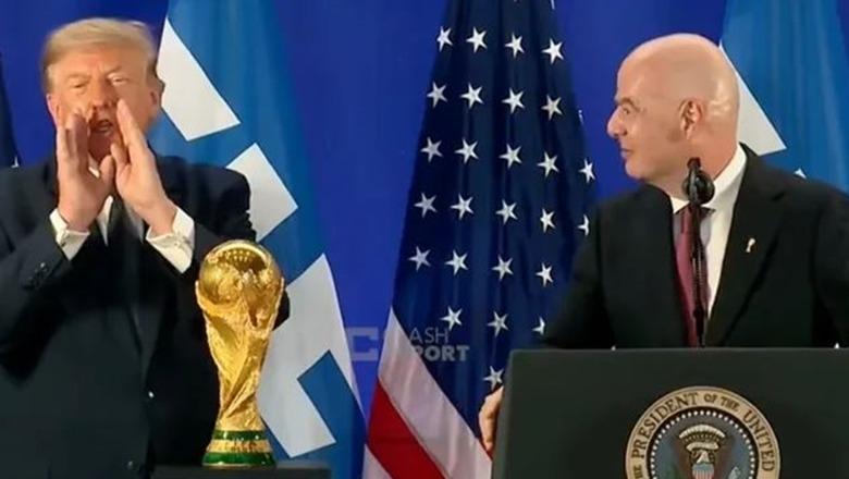 Video/ Momenti viral, Donald Trump i jep ‘goditjen’ Infantinos para trofeut të Botërorit 17 1784381687 donaldtrump