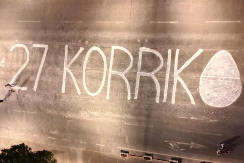 FOTO- “27 korrik”/ Vizatohet data e protestës së nesërme në bulevard. Piktura epike, mesazh për deputetët 13 27 KPRRIK