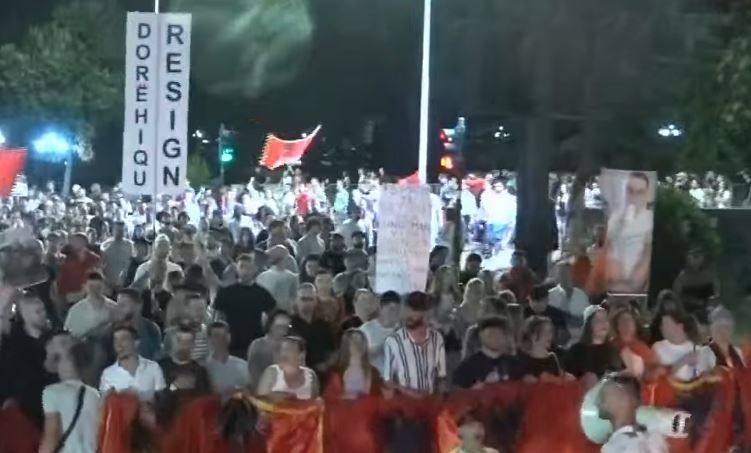 Marshimi i furishëm zhvendoset te Ministria e Jashtme! Qytetarët thirrje të prera: Rama në burg, Berisha në burg! 11 45654654456
