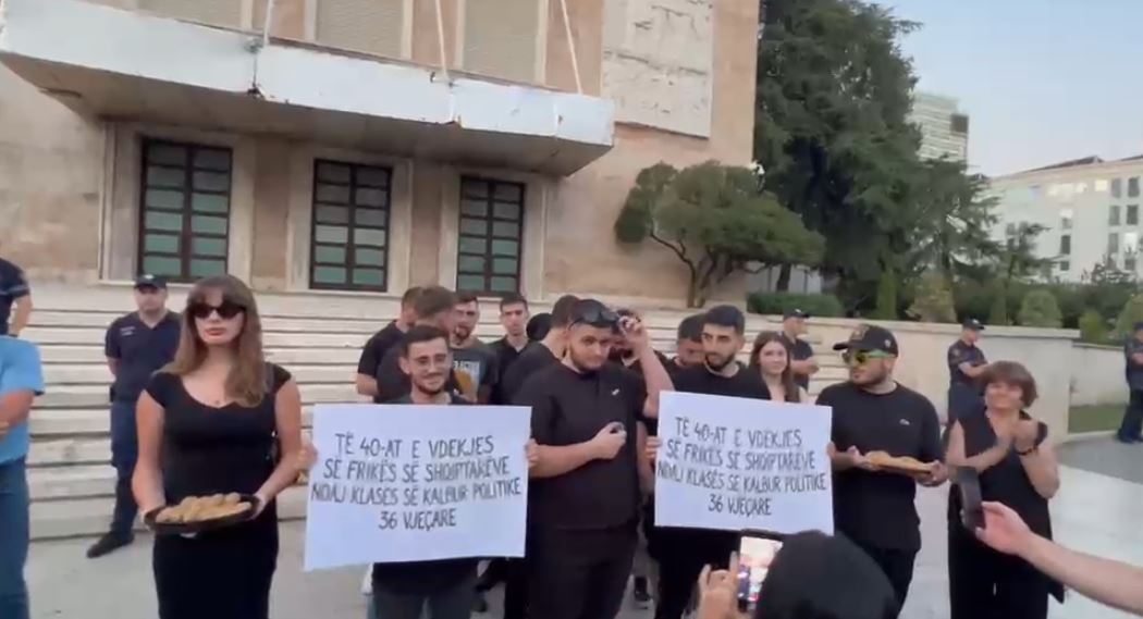LIVE – Sot dita e 40-të e revoltës, të rinjtë i sjellin Ramës hallvë para Kryeministrisë si mesazh për “vdekjen politike” 4 5555555555555555