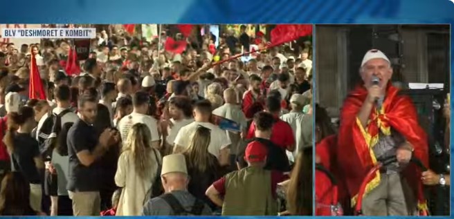 “Poshtë Rama”/ Thirrja e gjyshit nga protesta para kryeministrisë: Pensionistë, lërini nipat e mbesat të vijnë në shesh! Rinia është e ardhmja 14 5a198435 84dd 4bb6 90f3 e39c8bcd3c15