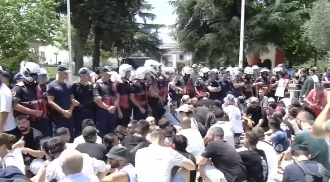 Parlamenti i rrethuar! Protestuesit bllokojnë daljet, deputetët e ministrat izolohen në godinën e seancave plenare 7 6565665