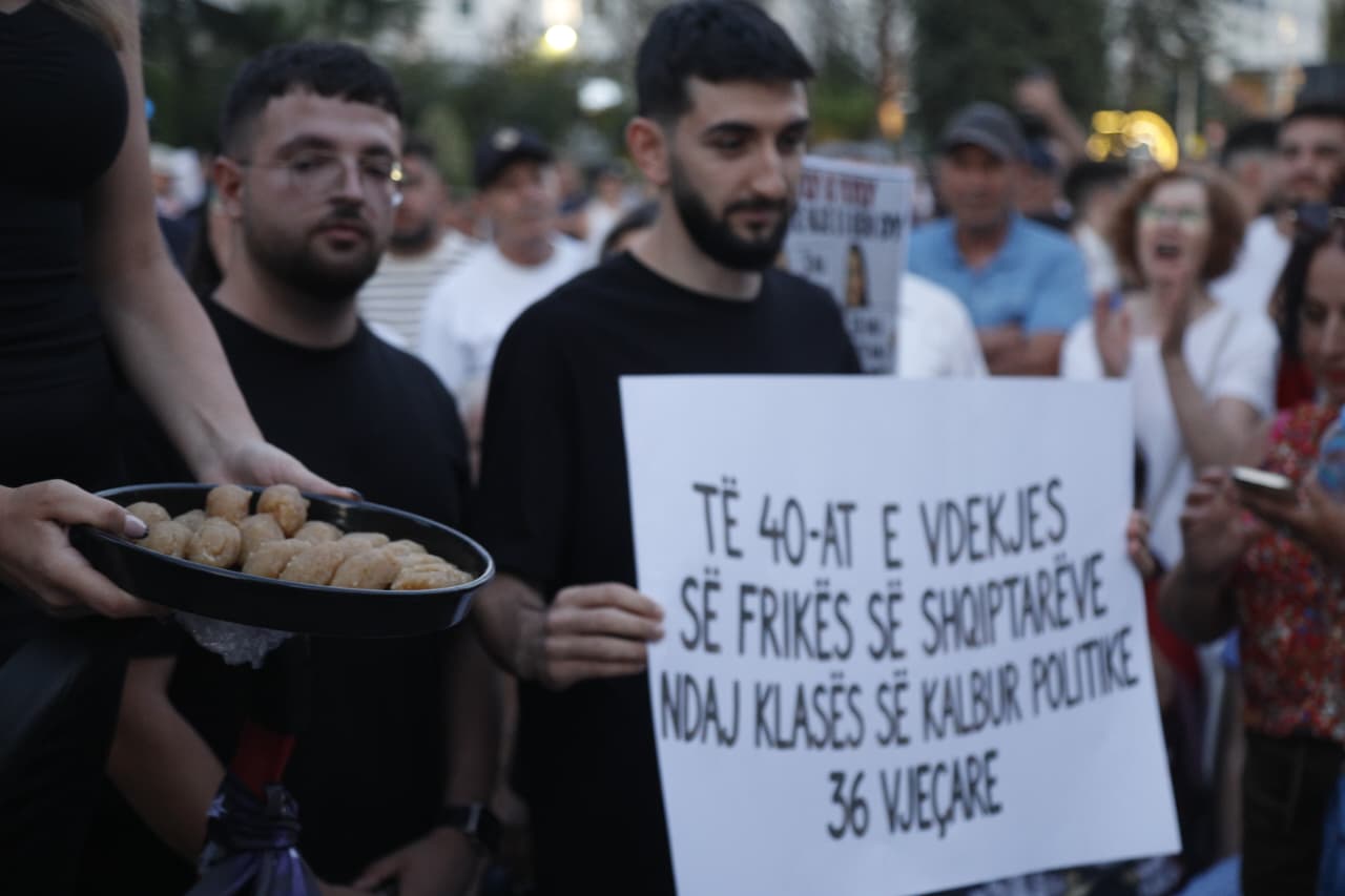 Nga hallva për të “40-at e vdekjes së frikës te shqiptarët”, te ironia me koncertin e Kanye West, mesazhet pikante nga revolta e qytetarëve 11 6d60e482 cf03 4101 8c95 df4f33d54cc0