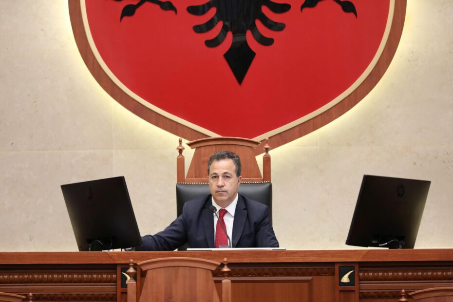 Qytetarët rrethuan Kuvendin! Nis seanca plenare, në rend dite ndryshime në përbërjen e komisioneve 1 751764601 17971703793094322 5379250523129373669 n scaled