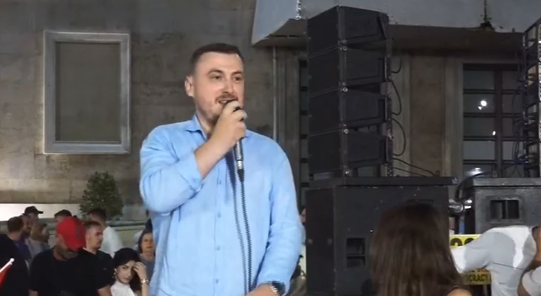 “Në shesh derisa të plotësohen kërkesat”/ Klevin Muka ironi në protestë: Pensionistët 100€ në muaj, qentë e Vlorës të vetmit që arritën minimumi jetik me 260 € 11 7a23b613 37dd 4fd6 8e0a 077e66565649