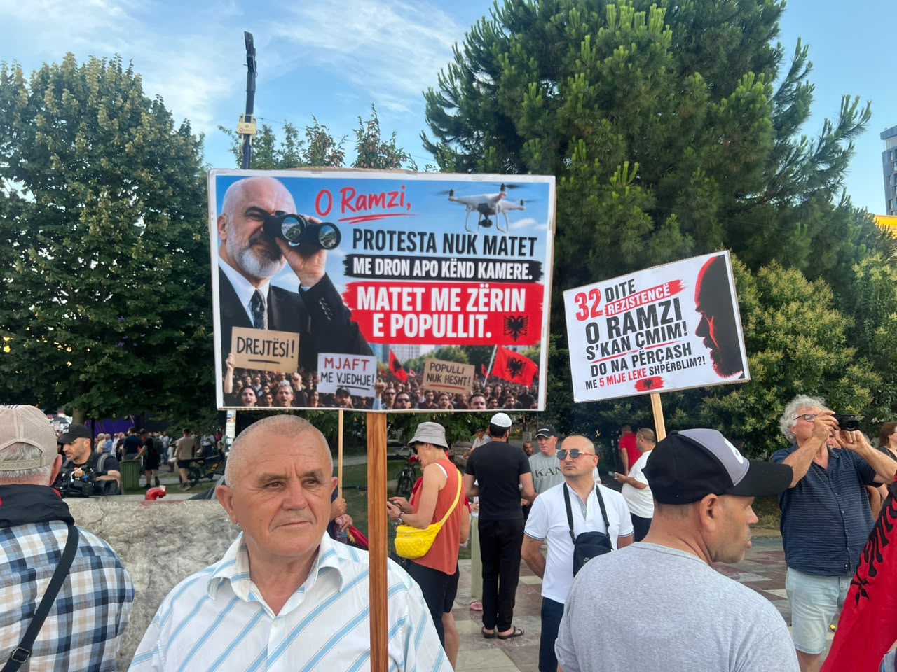 “Dita e 32-të, jemi ende këtu”/ Pankartat pikante të protestës së sotme: Nuk e blen dot heshtjen tonë! Kryeministri poston, populli proteston, përgjegjësia mungon 7 8
